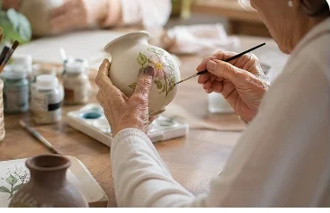 Pintura de vaso em oficina de artesanato