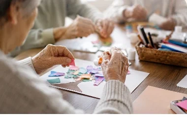 Colagem colorida em arteterapia