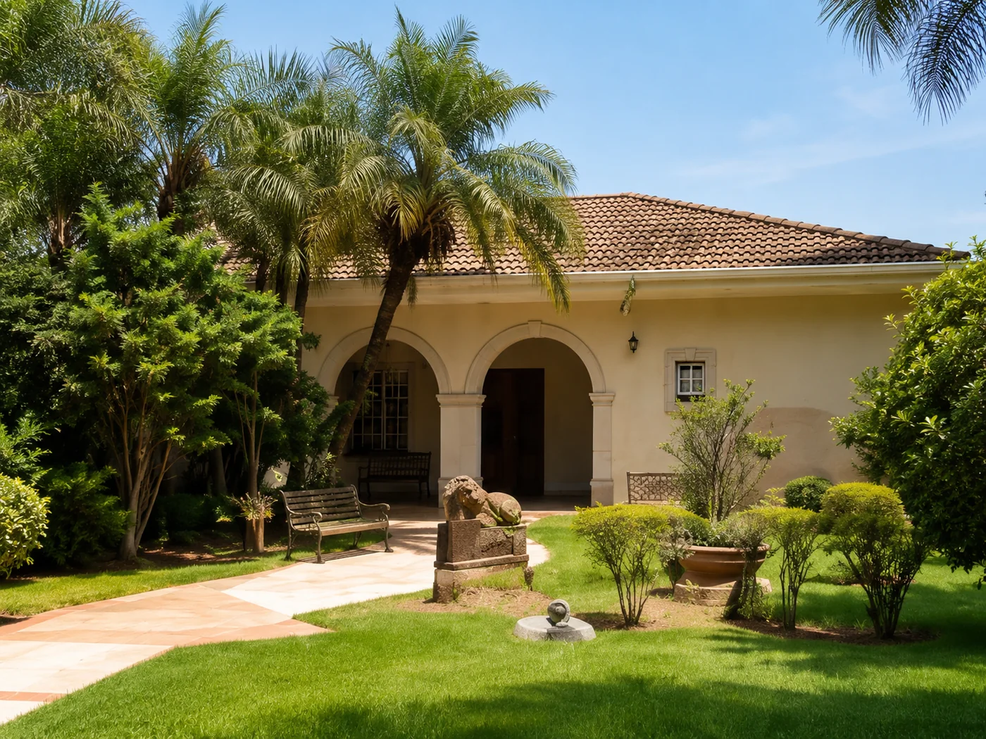 Fachada acolhedora do 3i Residencial Sênior, com jardim e arcos