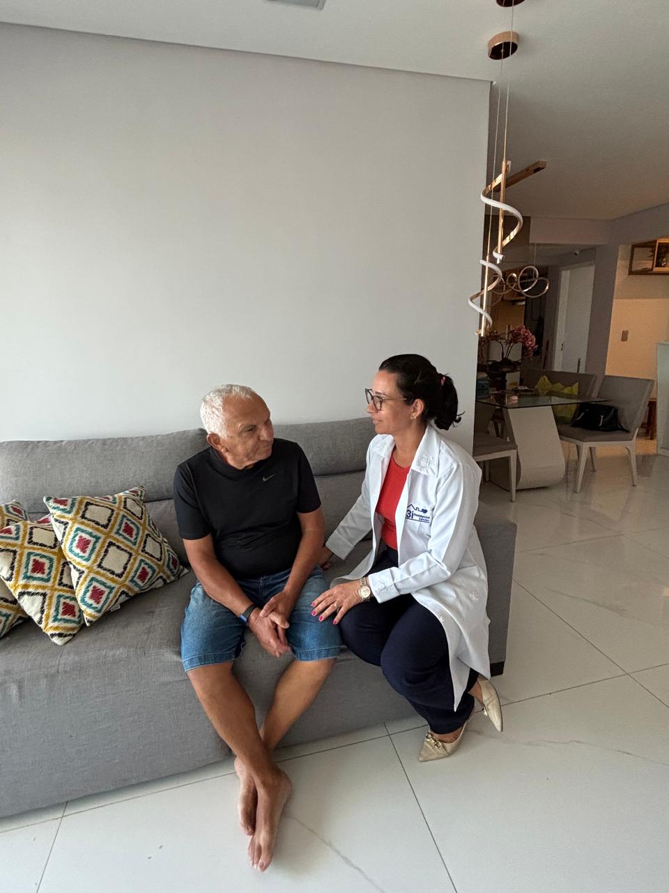 Atendimento domiciliar da 3i na sala de estar de um cliente em Recife